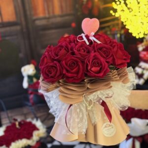 Romantická kytica z umelých červených ruží