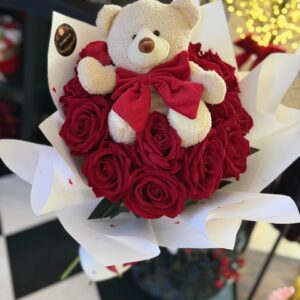 Valentínska kytica z umelých červených ruží s mackom