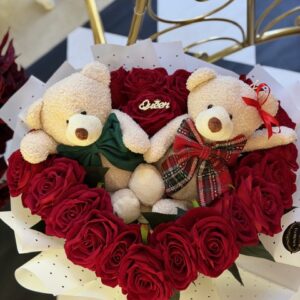 Srdiečková kytica z umelých ruží s plyšovými medveďami – Obrázok 5
