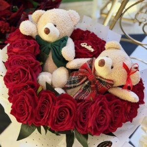 Srdiečková kytica z umelých ruží s plyšovými medveďami – Obrázok 4