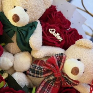 Srdiečková kytica z umelých ruží s plyšovými medveďami – Obrázok 3
