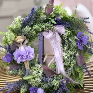 Fialový veniec s vílou 43cm