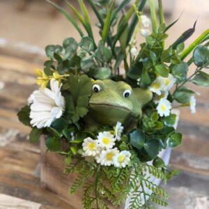 Jarný aranžmán so zelenou žabkou 20x30cm