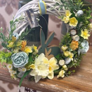 Jarný veniec žlto-modrý so zajačikom 44cm – Obrázok 1