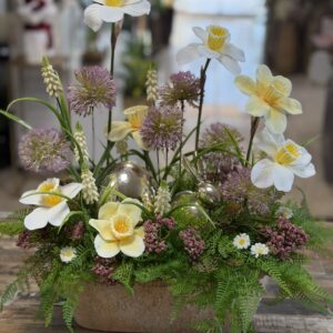 Jarný aranžmán so zlatým zajacom