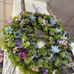 Fialovo-modrý venček na dvere