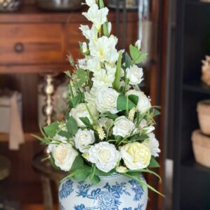 Elegantná bielo-modrá kvetinová kompozícia v porcelánovej váze