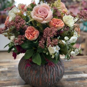 Štýlová lvetinová dekorácia s ružami a sezónnými kvetmi