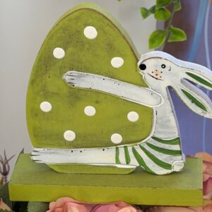 Drevený zajačik s vajíčkom - zelený 12x12x4cm