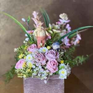 Slečna Lujzička - jarný kvetinový aranžmán 31x19x27cm /2 varianty – Obrázok 4