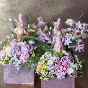 Slečna Lujzička - jarný kvetinový aranžmán 31x19x27cm /2 varianty – Obrázok 1