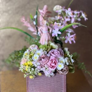 Slečna Lujzička - jarný kvetinový aranžmán 31x19x27cm /2 varianty – Obrázok 2