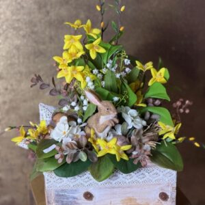 Slnečná lúka - jarný aranžmán so zajačikom 40x17x42cm – Obrázok 1