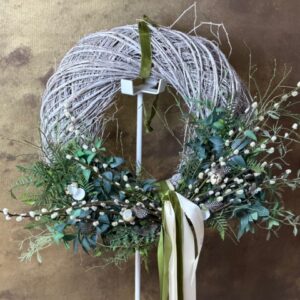 Jarný veniec s bahniatkami v prírodnom štýle 92x53cm