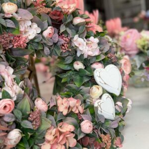 Ružový veniec na dvere so srdcami – Obrázok 1