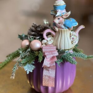 Vianočný aranžmán so zajacom Alice in the Wonderland – Obrázok 1