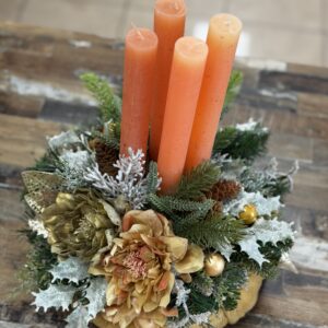 Adventný veniec s oranžovými sviečkami